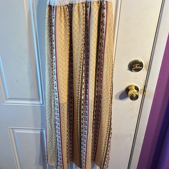 Beautiful patterned dress with white padded and wired top - Picture 4 of 4